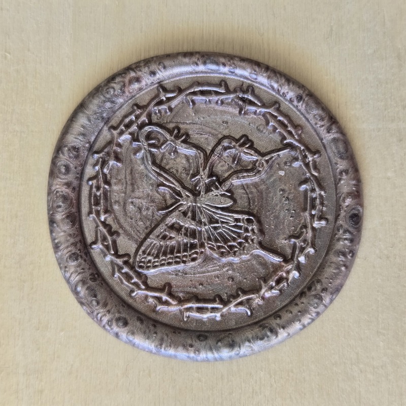 Barbed write butterfly seal